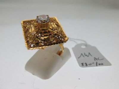 l'image d'une bague en or ornée d'un diamant
