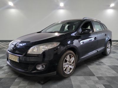 la photo d'une voiture noire sur un sol en damier