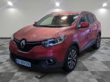 la photo d'une voiture rouge garée dans un garage