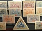 de nombreux timbres différents exposés dans une vitrine
