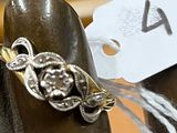 une bague posée sur une table