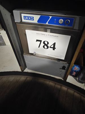 une photo d'une plaque d'immatriculation apposée sur la porte d'un immeuble