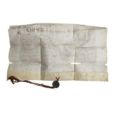 un vieux bout de papier sur lequel il y a des mots, posé sur un autre bout de papier