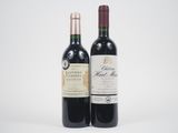 deux bouteilles de vin posées l'une à côté de l'autre sur une surface blanche