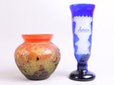 deux vases posés l'un à côté de l'autre sur une surface blanche