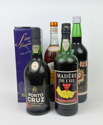trois bouteilles de vin et une caisse d'alcool posées sur une surface blanche