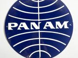 une image représentant le logo de Pan Am sur un mur blanc
