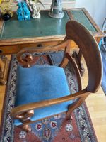 Bureau plat, à trois tiroirs en ceinture, le plateau gainé d… (photo 6)
