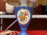 une lampe bleue surmontée d'une frange dorée