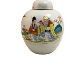 un vase blanc orné d'une peinture, posé par terre