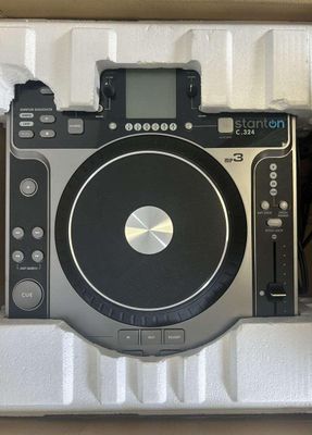 un lecteur CD rangé dans une boîte avec une télécommande