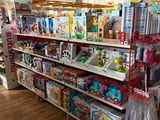 de nombreux jouets sont exposés sur les étagères du magasin, destinés à la vente