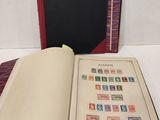 un livre ouvert avec des timbres, posé sur une table