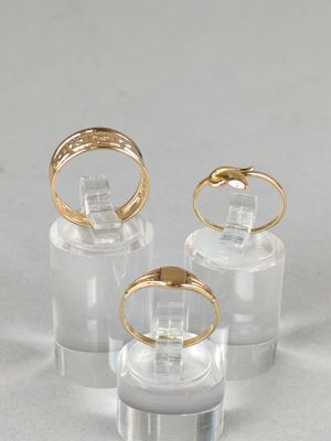 Lot de trois BAGUES en or jaune (750/°°°) tout or de TDD 52 …