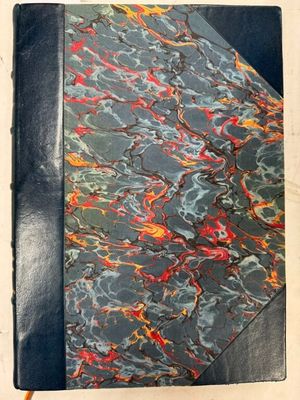 un gros plan d'un livre posé sur une table, avec une couverture en marbre