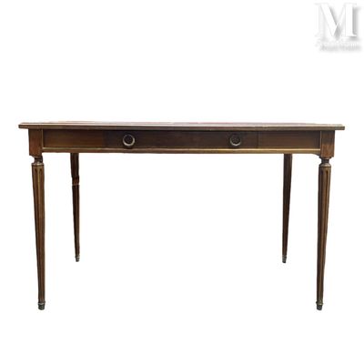 une table en bois avec deux tiroirs et un tiroir en dessous