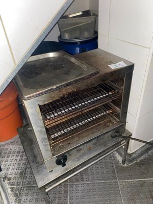 une image d'un four commercial dans une cuisine
