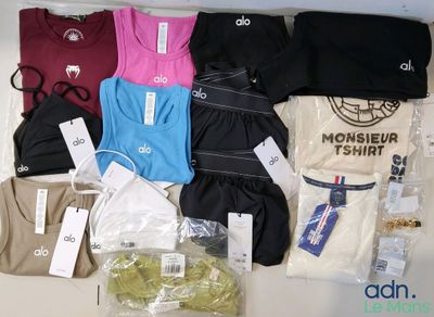 Plusieurs paires de sous-vêtements sont disposées sur une table
