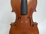 un vieux violon posé sur un chevalet, sur une surface blanche