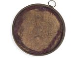une plaque d'or sur laquelle figure une femme