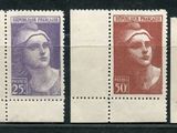 un ensemble de quatre timbres de couleurs différentes sur un fond noir