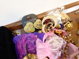 une table en bois sur laquelle sont disposés divers bijoux et autres objets