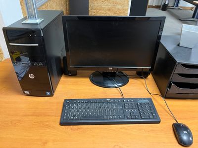 un ordinateur HP avec écran HP, une déchiqueteuse de papier …