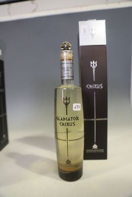 une bouteille d'alcool posée sur un comptoir à côté d'un paquet de cigarettes