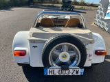 une voiture de sport blanche garée sur le bord de la route