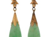 une photo d'une paire de boucles d'oreilles en jade vert et en or