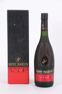la bouteille de vin est à côté de la boîte sur la table