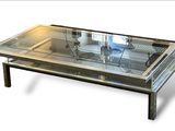 une table basse avec un plateau en verre sur fond blanc