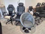 several office chairs are lined up in a row in a room