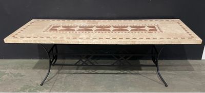 une table avec un plateau en carrelage et des pieds en fer