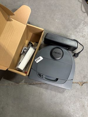 une boîte contenant un aspirateur et un téléphone
