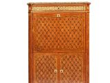 un meuble de style George II en noyer avec incrustations de marqueterie