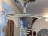 un grand objet métallique suspendu au plafond dans une pièce
