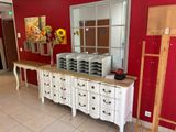 une commode blanche et un miroir dans une chambre rouge