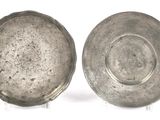 paire de plats anciens en argent plaqué sur pied, sur fond blanc