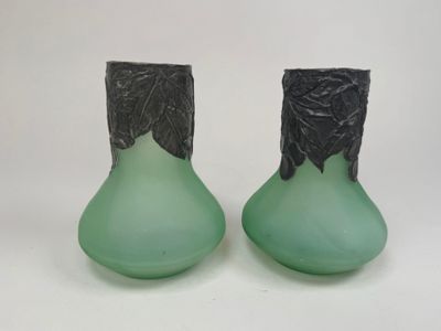 deux vases verts ornés de feuilles noires