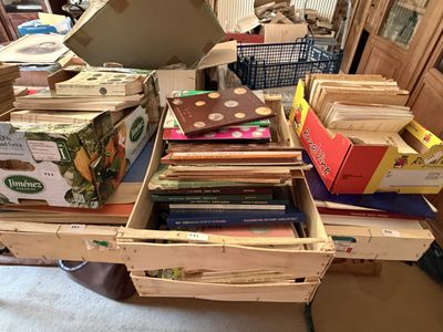 une pile de livres posée sur une table en bois