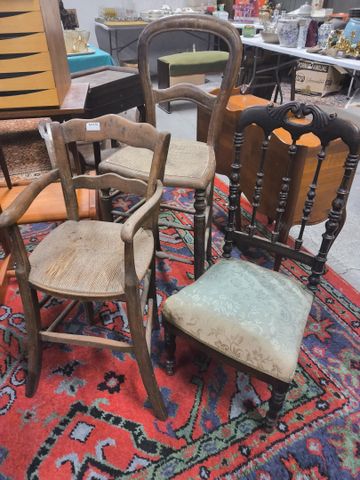 Lot comprenant deux chaises hautes et une chaise d'âtre Napoléon ...