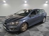 la voiture bleue est garée sur un sol en damier dans le garage
