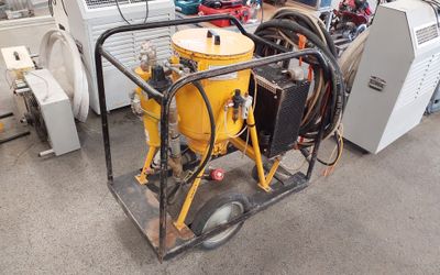 une machine posée sur un chariot dans une pièce
