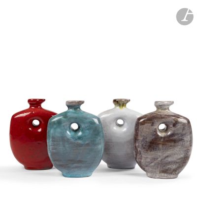 quatre vases de couleurs différentes placés les uns à côté des autres