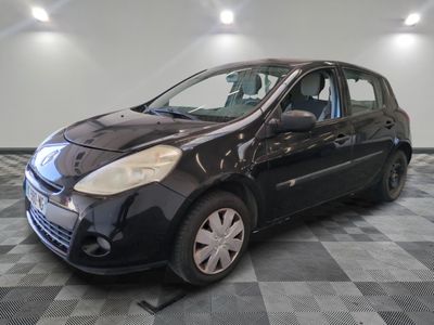 la photo d'une petite voiture noire garée sur un sol en damier