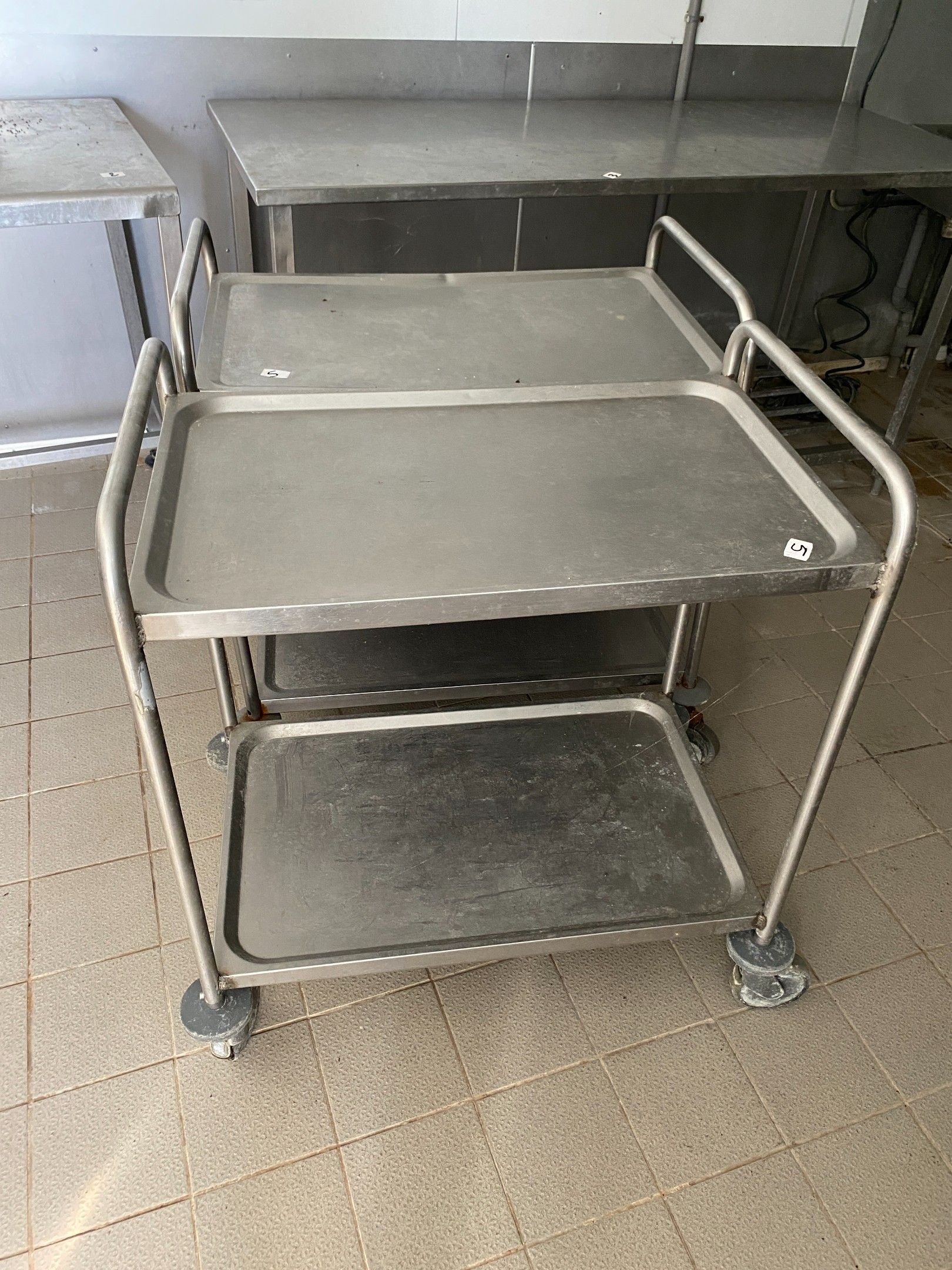 Deux tables roulantes en inox