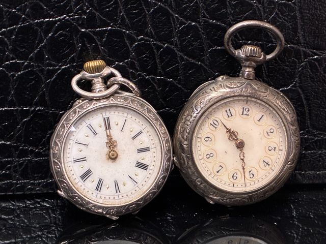 Deux montres de poche « à gousset » en argent. En règle. Poids br...