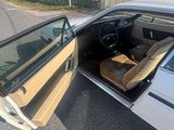 une voiture garée sur le côté de la route