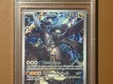 un gros plan d'une carte Pokémon accrochée au mur